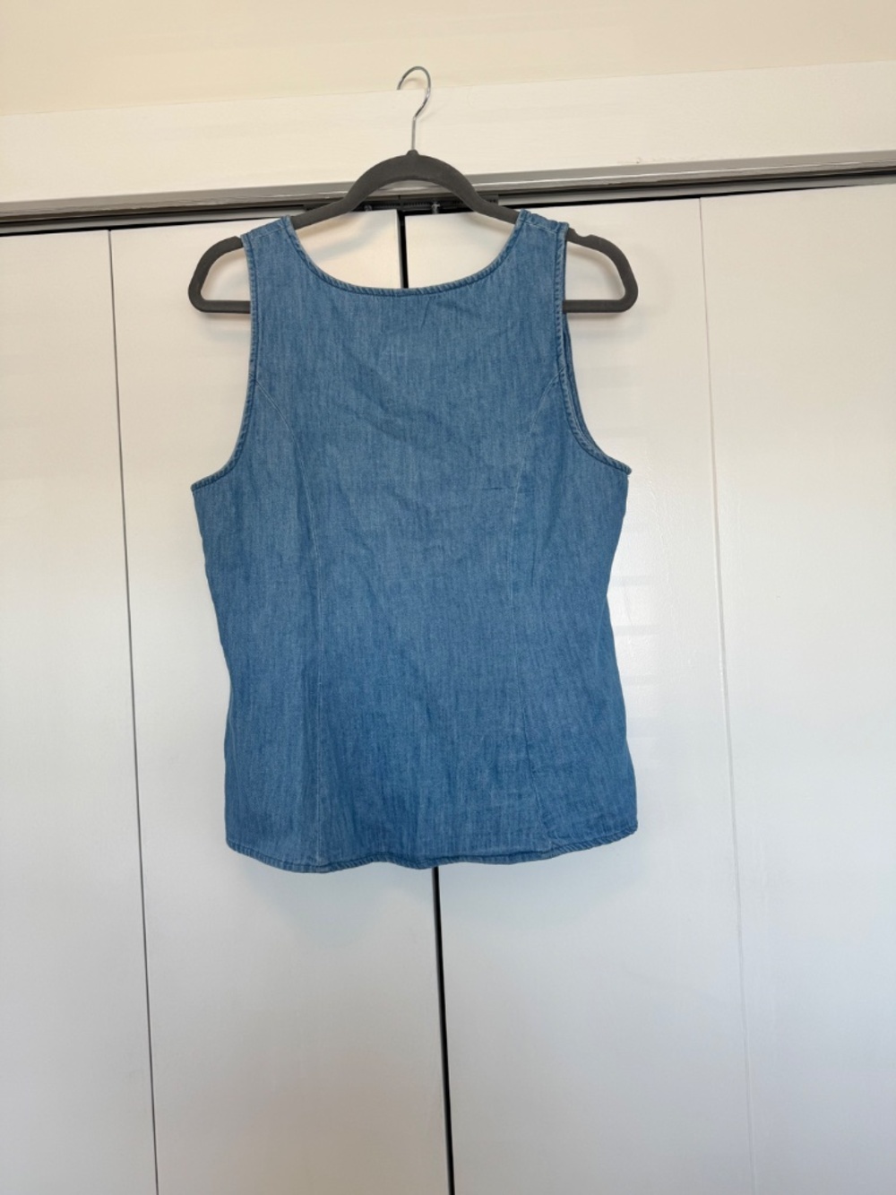 Women’s Denim Sleevelss Button-down - Picture 3 of 5